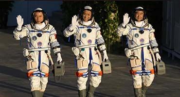 3 Chinese astronauts 2